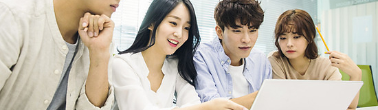 학생들이 노트북을 보며 현지 생활과 일정을 함께 확인하는 모습